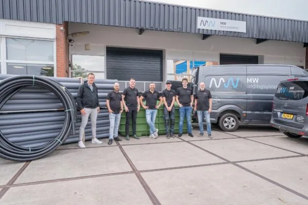 Het team van MW Leidingsystemen voor het pand in Kampen